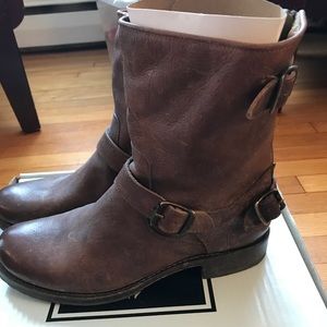 New Frye Veronica back zip short cognac 10